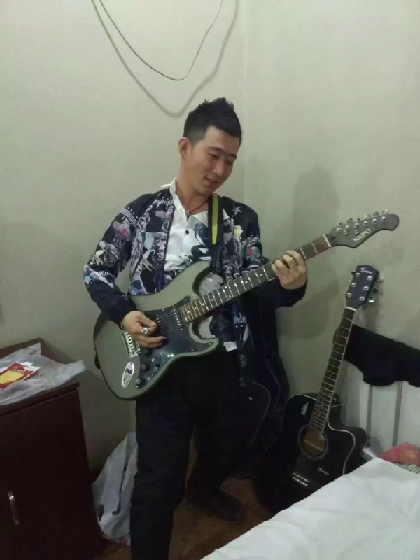 小吉他的第一张照片--九江相亲服务中心