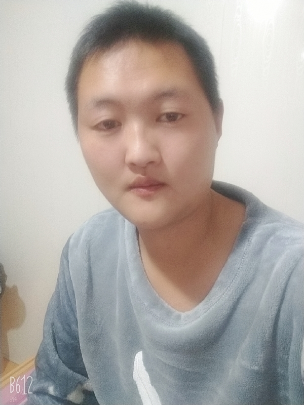 烟圈里透着伤的第二张照片--九江相亲服务中心