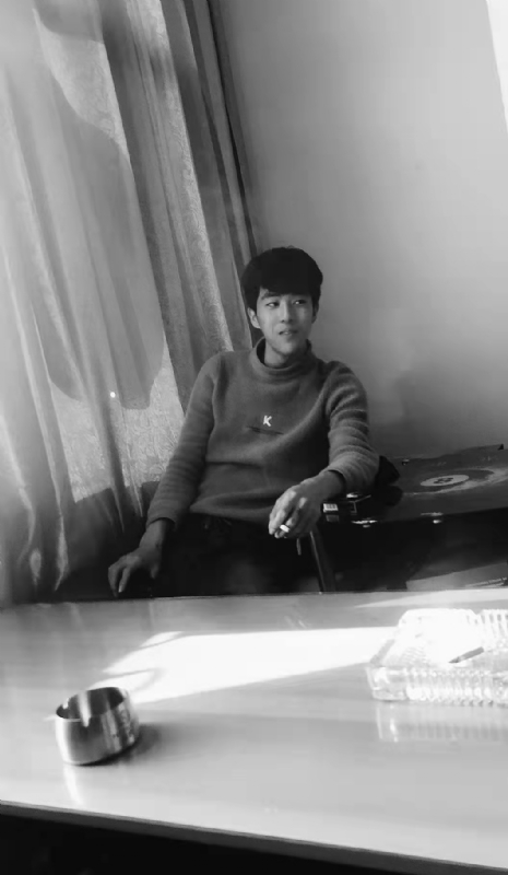 酷似小丑的第二张照片--九江相亲服务中心