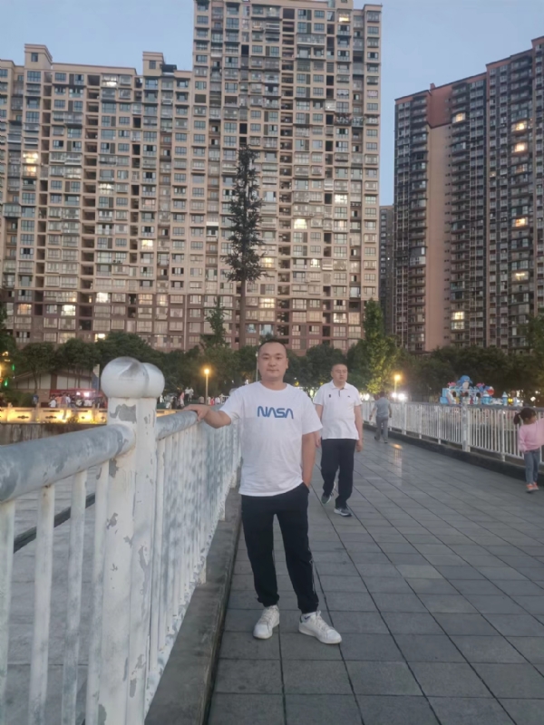 寂寞的男人的第一张照片--九江相亲服务中心