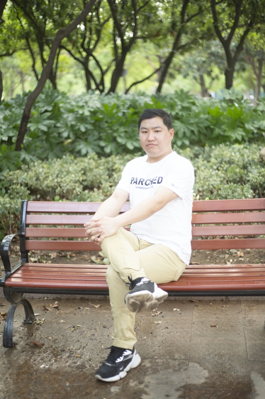 抱着鱼睡觉的猫的第一张照片--九江相亲服务中心